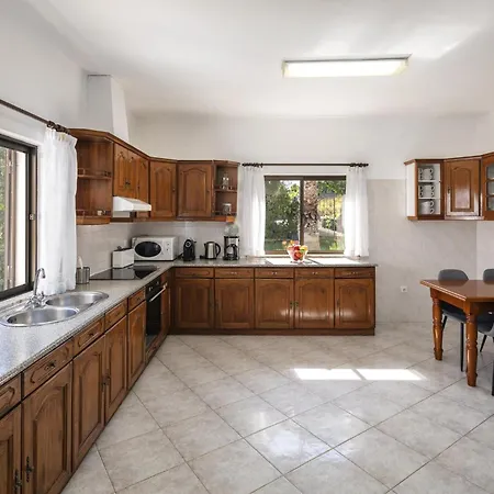 Villa Charming Algarve Quinta Luz 9 Bedrooms Large Pool & Snooker *